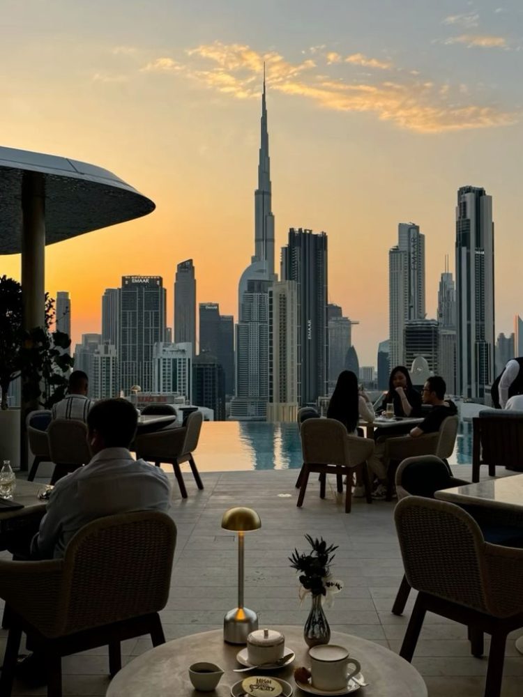 #dubai #lanahotel #hotel #vacation #sunset #sunsetlovers #sunsetphotography #view #viewing #viewgoals #vacay #solotravel #uae #food #tablestyling #breathtaking #wallpaper #wallpaperforyourphone_